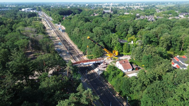 Plaatsing brug over de Maaslijn bij Molenhoek.